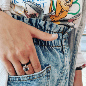 Bague cordon personnalisée avec petite médaille gravée, initiale ou symbole