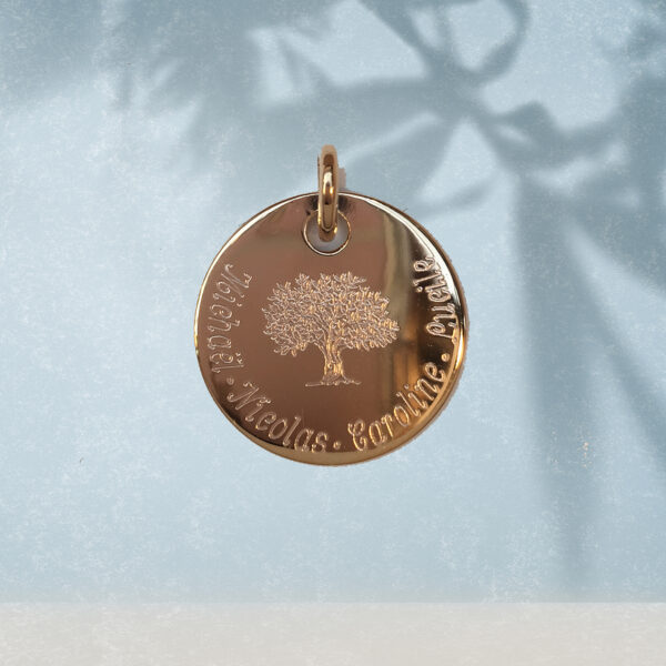 Médaille en plaqué or gravée avec 4 prénoms autour d'un arbre de vie.