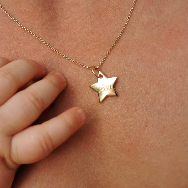 Collier chaine avec un pendentif étoile gravé avec un prénom