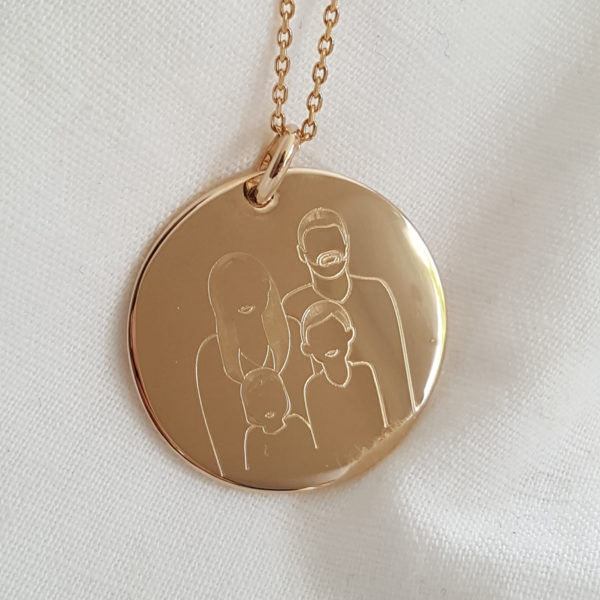 Médaille personnalisée avec une illustration portrait de famille parent et 2 enfants gravé sur le bijou en plaqué or à partir d'une photo.