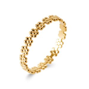 Craquez pour cette bague fine au motif floral délicat, idéale pour sublimer vos mains avec subtilité. Inspirée par la nature, elle évoque la finesse, la poésie et la féminité.
