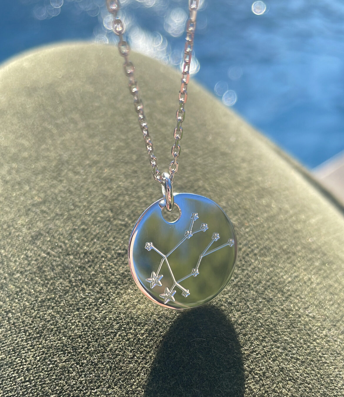 Collier constellation médaille gravée. Personnalisation possible. Plaqué Or 3 microns ou Argent Rhodié. Bijoux responsables, atelier français.