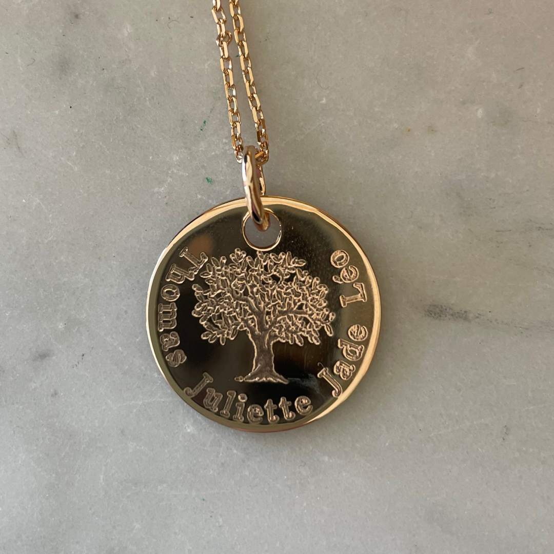 Collier médaille gravée avec un arbre de vie au centre et les prénoms tout autour